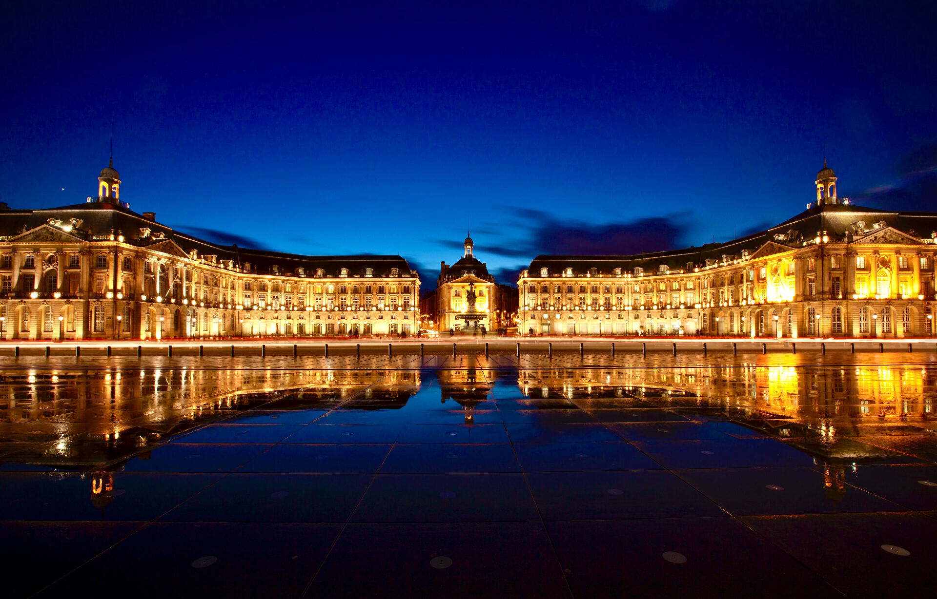 Bordeaux la nuit, Pont Chaban-Delmas illuminé sur la Garonne